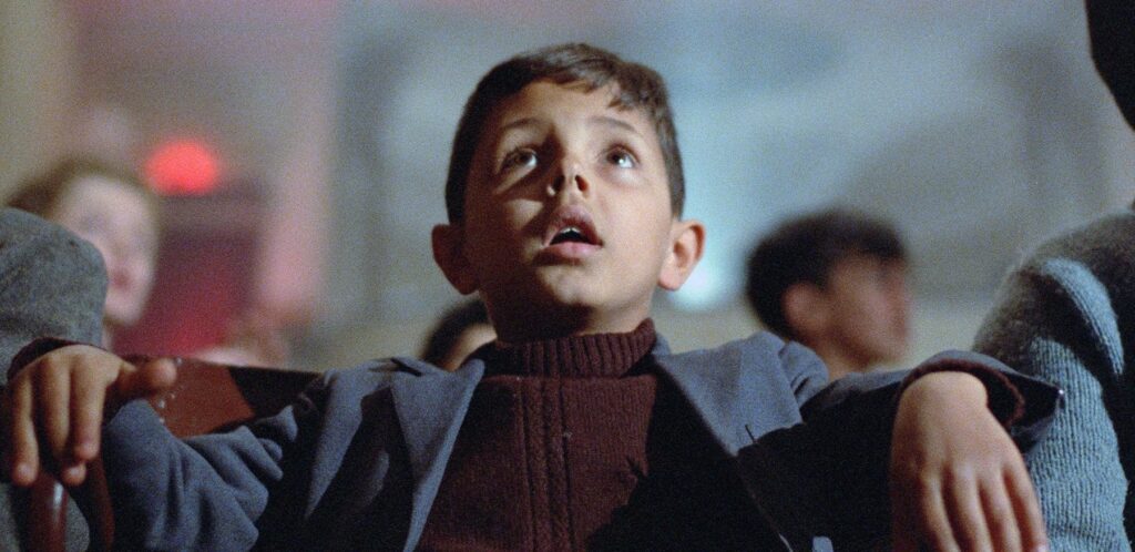 این تصویر دارای صفت خالی alt است؛ نام پروندهٔ آن Cinema-Paradiso-02.jpg است